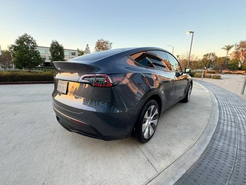Used 2024 Tesla Model Y Long Range AWD/4WD image 4