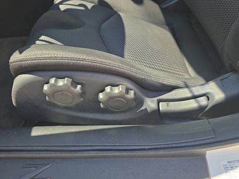Used 2018 Nissan 370Z Roadster RWD image 12