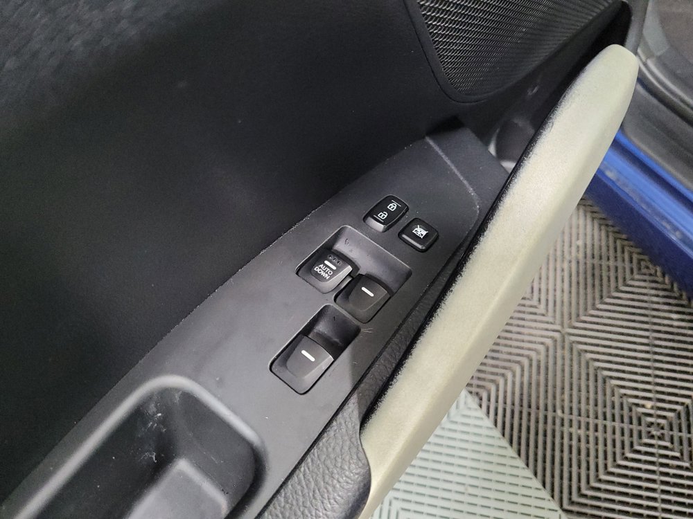 Used 2017 Hyundai Veloster FWD image 27