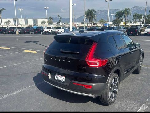 Used 2022 Volvo XC40 T5 Momentum w/ Premium Package image 2