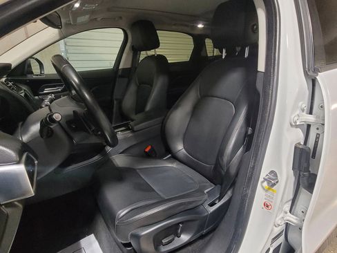Used 2018 Jaguar F-PACE image 16