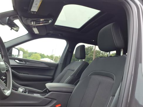 Used 2025 Jeep Grand Cherokee L Laredo image 10