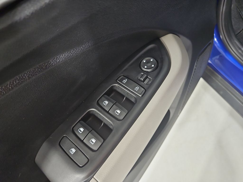 Certified 2025 Hyundai Venue SEL FWD image 13