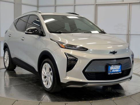 Used 2023 Chevrolet Bolt EUV LT w/ Driver Confidence Package image 2