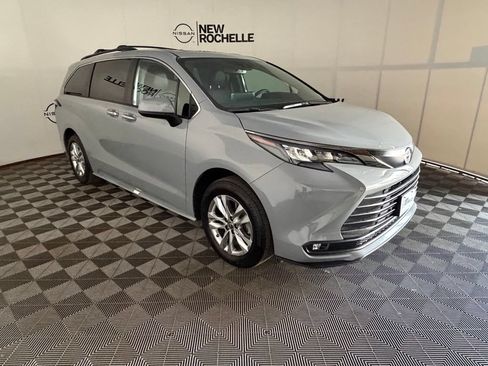 Used 2023 Toyota Sienna XLE Woodland Edition AWD/4WD image 5