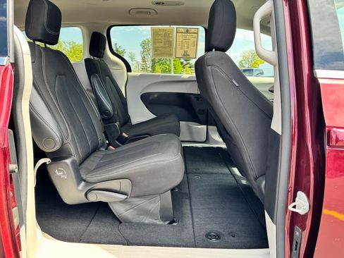 Used 2023 Chrysler Voyager LX FWD image 14