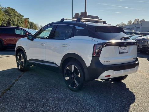 New 2026 Nissan Kicks SR w/ Cold Weather Package image 3