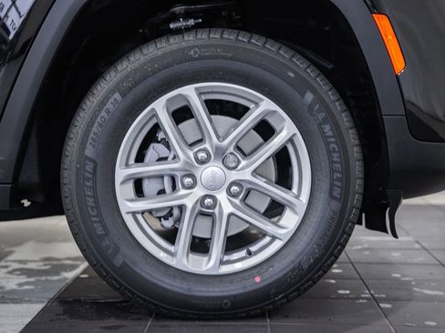 New 2025 Jeep Grand Cherokee Laredo X w/ Luxury Tech Group I image 17