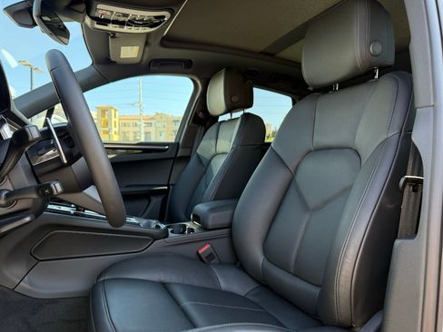 Used 2025 Porsche Macan AWD/4WD image 5