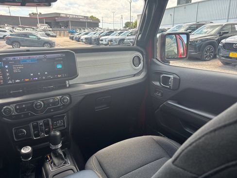 Used 2025 Jeep Wrangler Unlimited Sahara AWD/4WD image 30