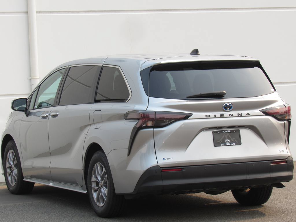 Certified 2025 Toyota Sienna XLE FWD image 5