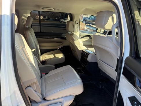 Used 2022 Jeep Wagoneer Series III w/ Convenience Group I image 8