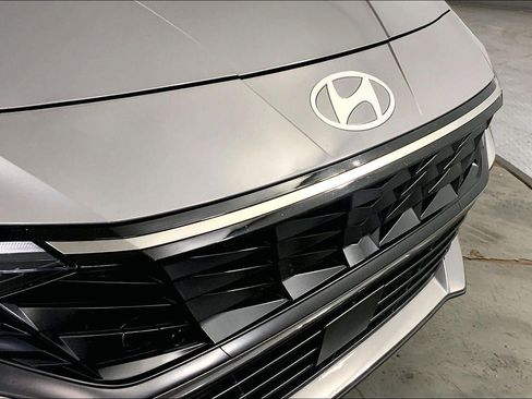 Used 2025 Hyundai Elantra Limited FWD image 29