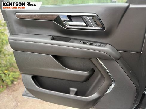 Used 2025 Chevrolet Suburban Z71 AWD/4WD image 21