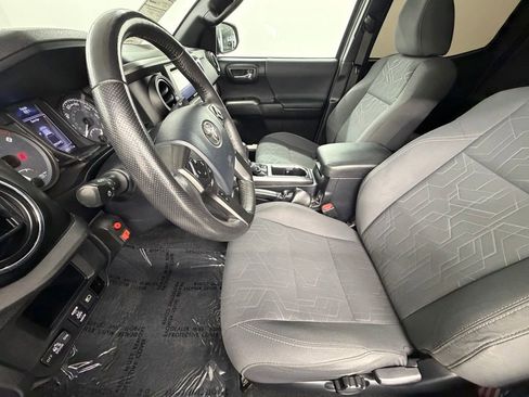 Used 2018 Toyota Tacoma TRD Sport w/ Technology Package RWD image 22
