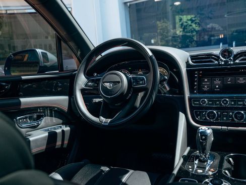Used 2024 Bentley Bentayga Extended Wheelbase AWD/4WD image 2