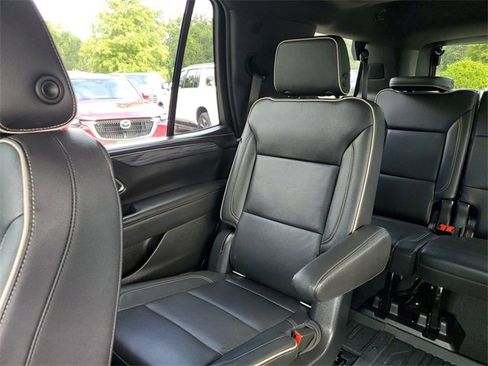 Used 2022 GMC Yukon SLT w/ SLT Premium Package image 12