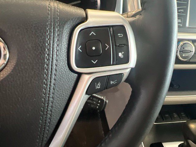Used 2017 Toyota Highlander Limited AWD/4WD image 30