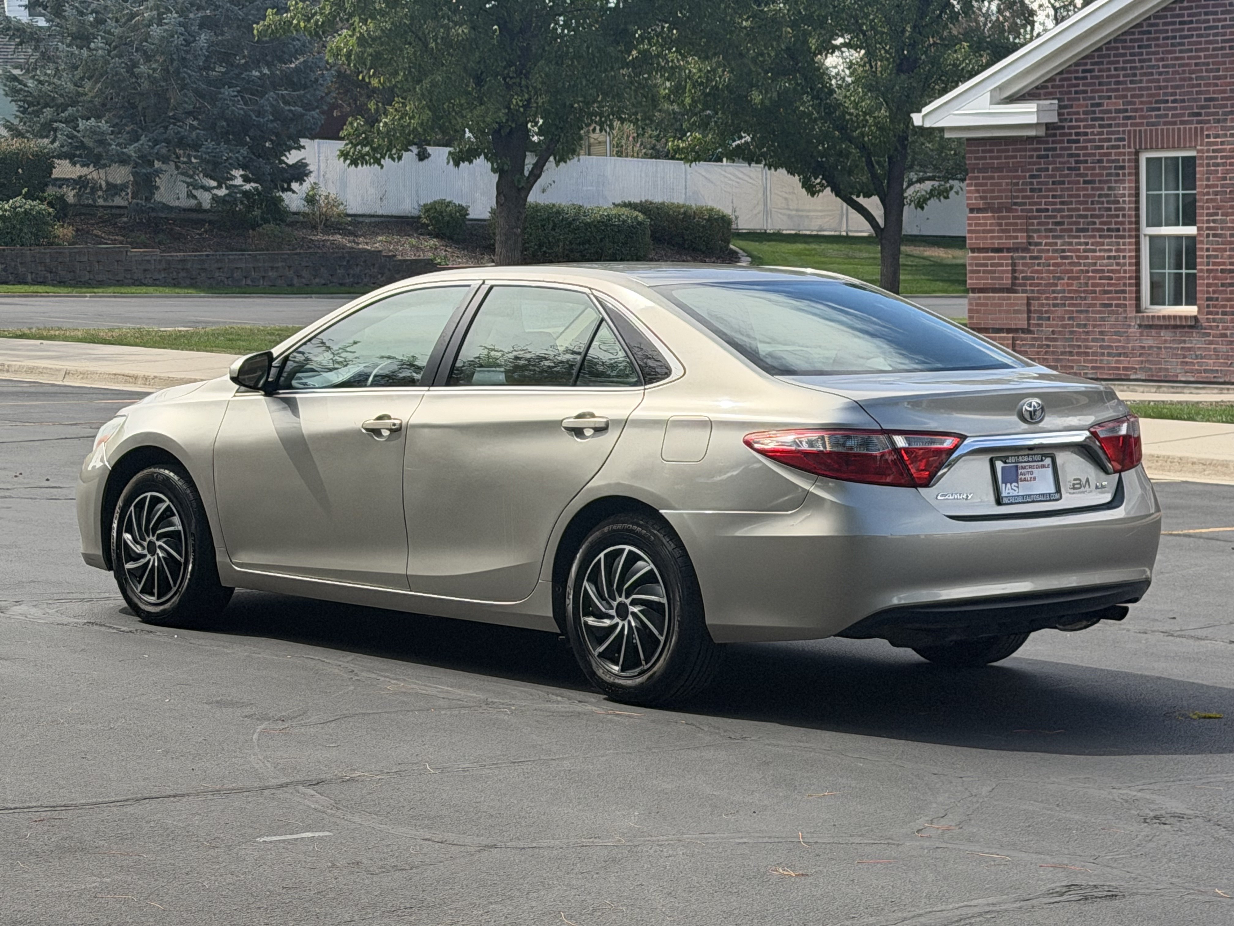 Used 2015 Toyota Camry LE FWD image 4
