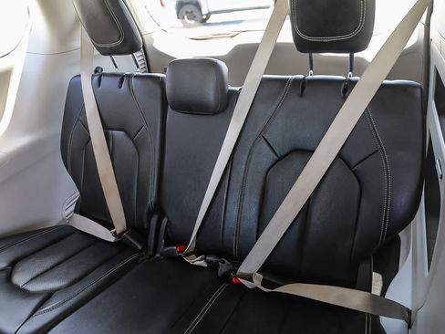 Used 2022 Chrysler Pacifica Touring-L FWD image 19