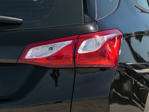 Used 2019 Chevrolet Equinox LS w/ LPO, Cargo Package FWD image 4