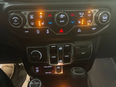 Used 2023 Jeep Gladiator Mojave w/ Cold Weather Group AWD/4WD image 29