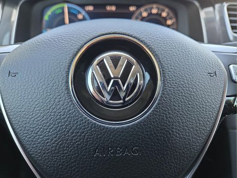 Used 2018 Volkswagen e-Golf SEL Premium image 22