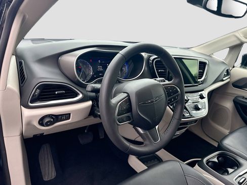 Used 2024 Chrysler Pacifica Touring-L FWD image 9