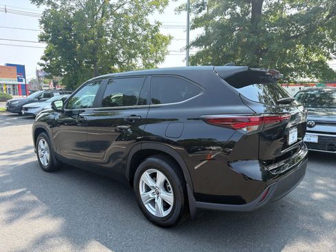 Used 2024 Toyota Highlander LE AWD/4WD image 12