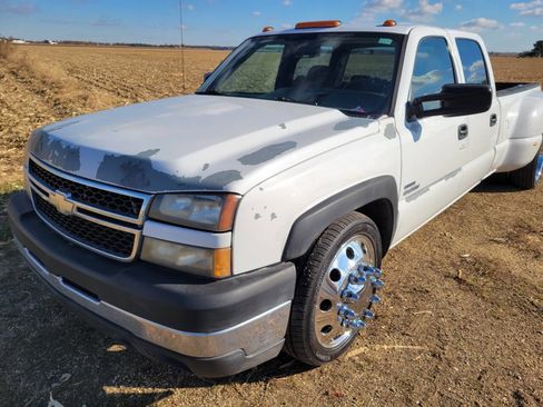 Used 2007 Chevrolet Silverado 3500 2WD Crew Cab w/ Heavy-Duty Power Package image 32
