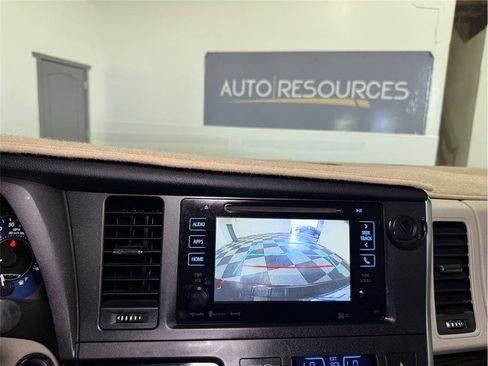 Used 2017 Toyota Sienna XLE Premium image 39