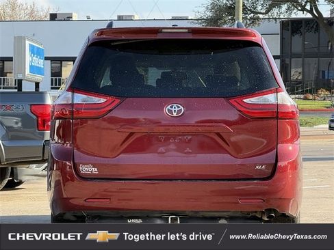 Used 2017 Toyota Sienna XLE image 7