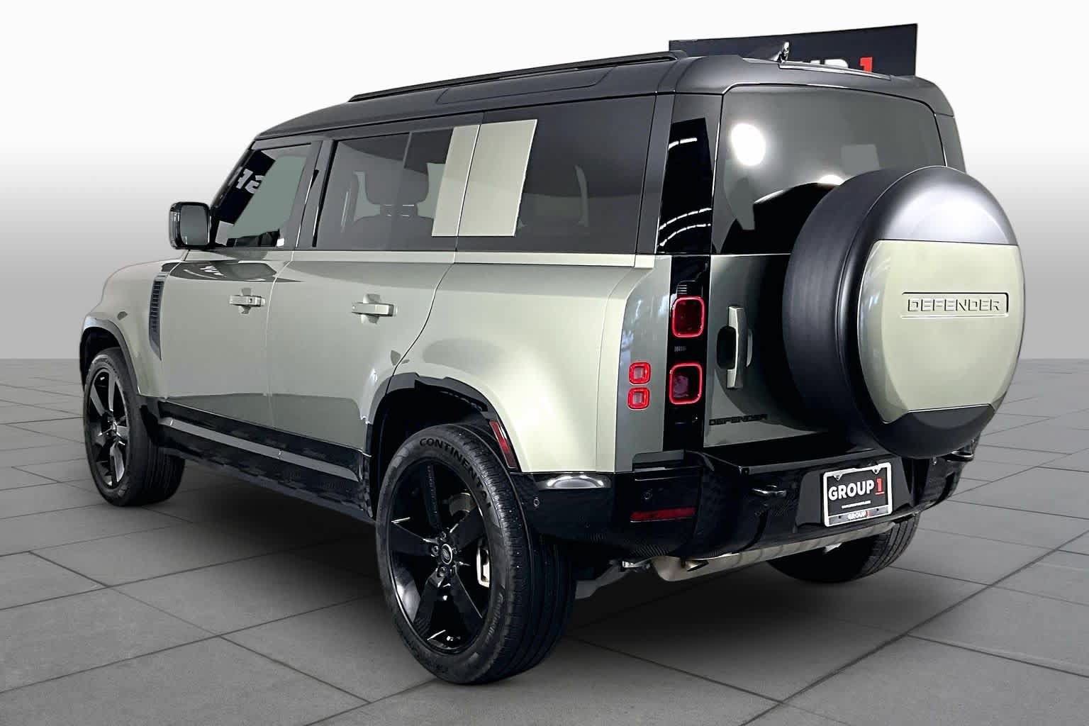 Used 2025 Land Rover Defender 110 X-Dynamic SE AWD/4WD image 11