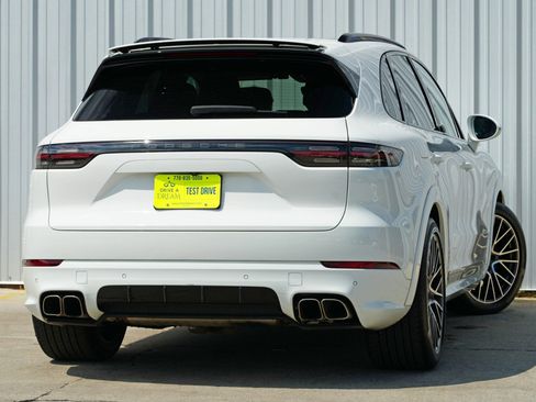 Used 2020 Porsche Cayenne Turbo image 5