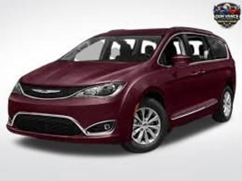 Used 2019 Chrysler Pacifica Touring Plus w/ Cold Weather Group FWD image 1