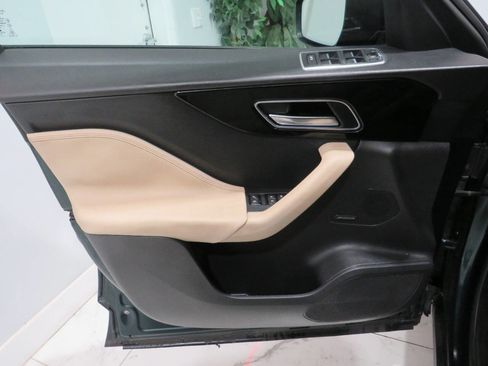 Used 2017 Jaguar F-PACE Premium image 28