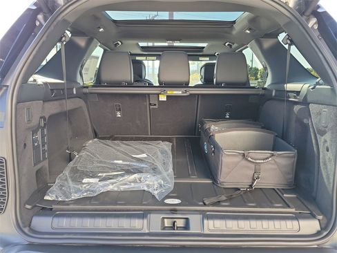 New 2025 Land Rover Discovery S image 11