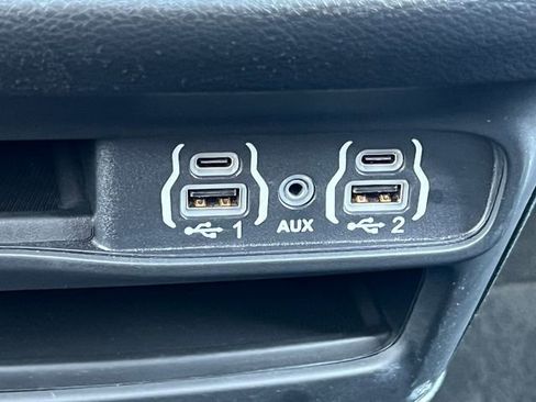 Used 2025 Chrysler Pacifica Select image 28