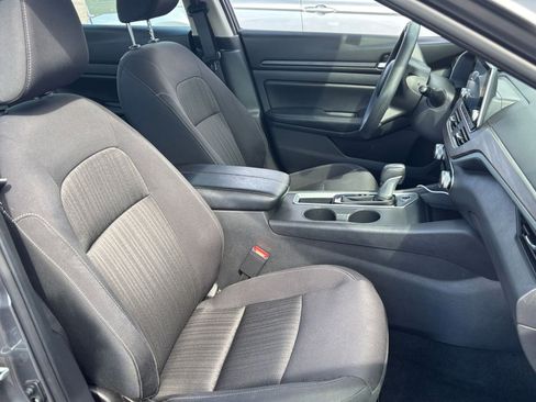 Used 2025 Nissan Altima 2.5 SV FWD image 34