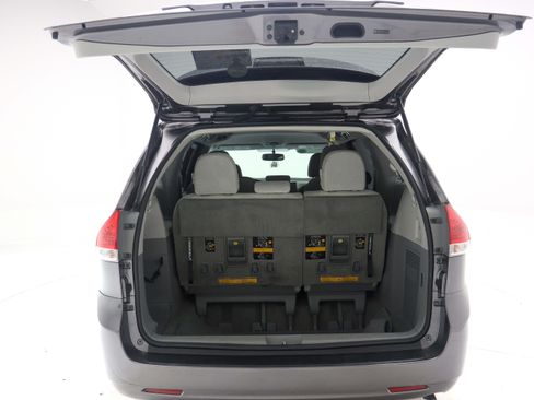 Used 2012 Toyota Sienna LE FWD image 11