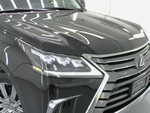 Used 2017 Lexus LX 570 4WD w/ Luxury Package image 18