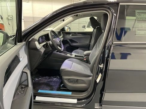 New 2026 Volkswagen Tiguan SE image 9