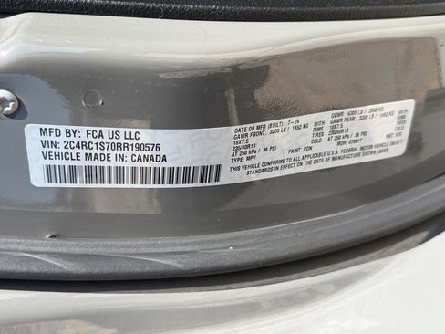 Used 2024 Chrysler Pacifica Limited FWD image 38