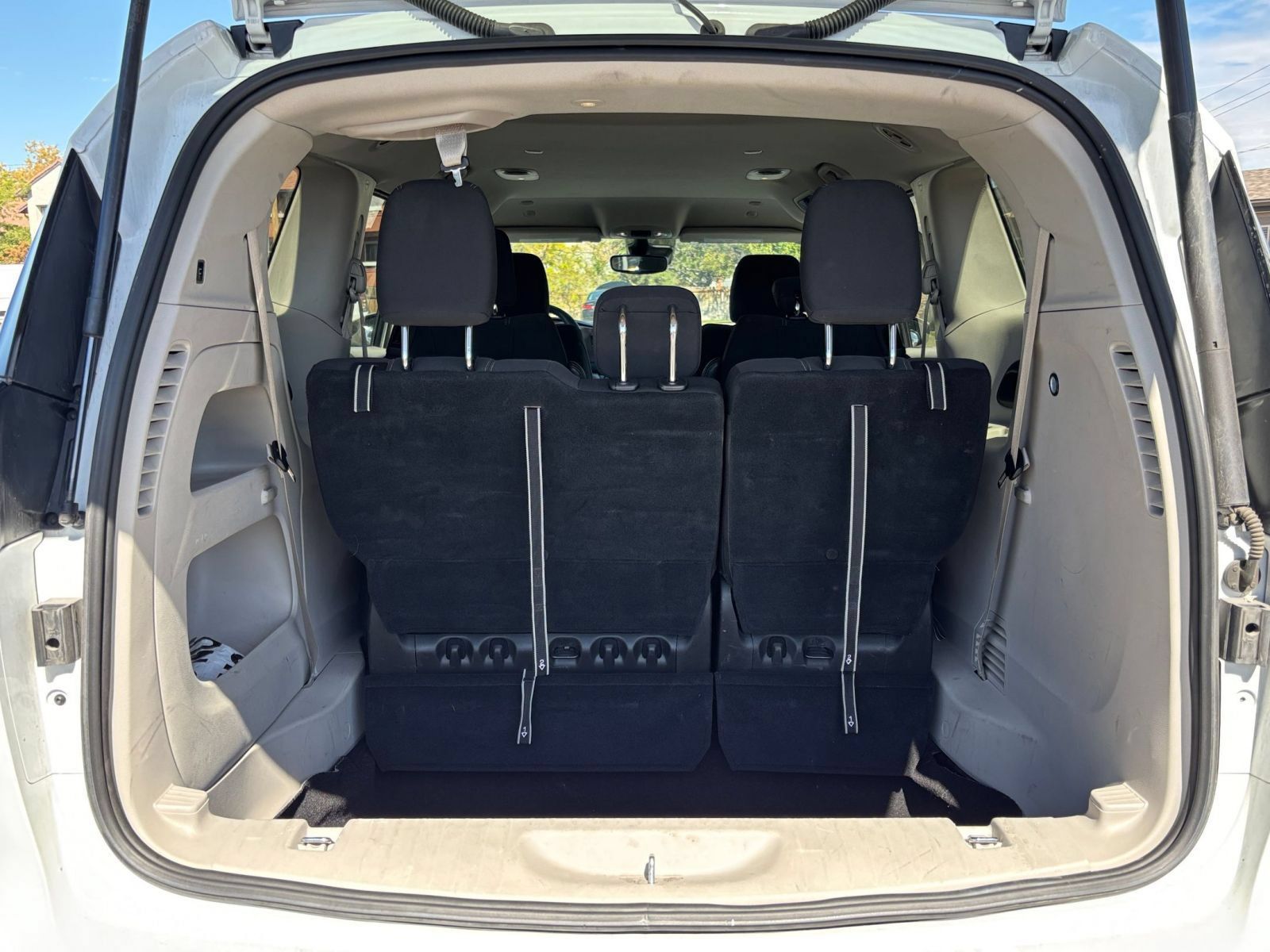 Used 2023 Chrysler Voyager LX FWD image 33