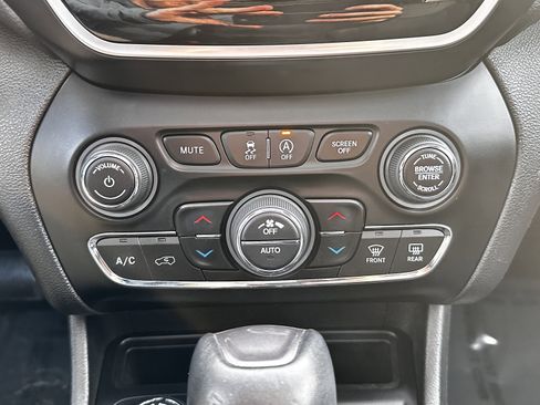 Used 2019 Jeep Cherokee Limited image 23