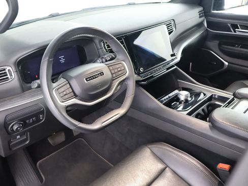 Used 2023 Jeep Wagoneer L Series II AWD/4WD image 19
