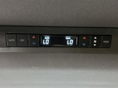 Used 2023 Toyota Sienna XLE image 23