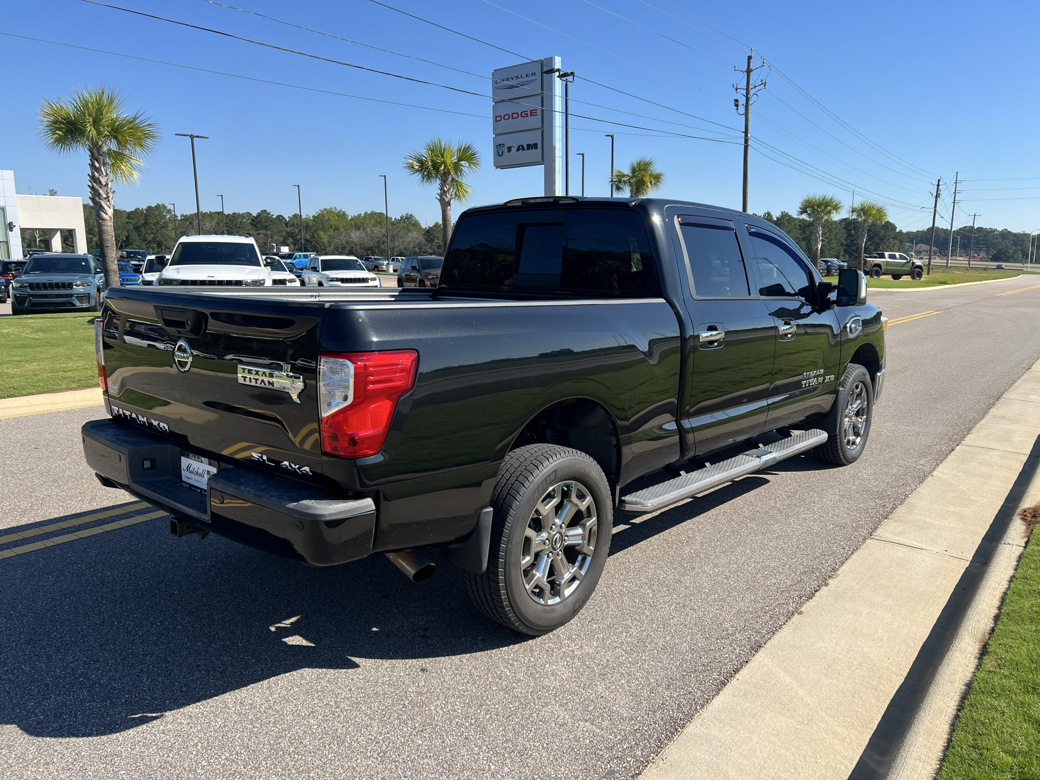 Used 2019 Nissan Titan SL w/ Chrome Package AWD/4WD image 5