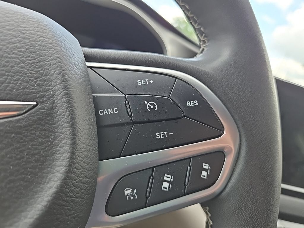 Used 2023 Chrysler Pacifica Touring-L FWD image 17