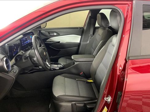 Used 2025 Chevrolet Trax LT w/ LT Convenience Package FWD image 30